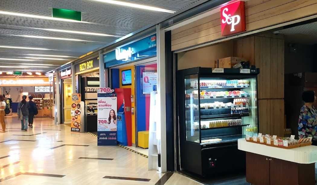 Tiềm năng thương mại khổng lồ từ các ga metro TP.HCM 2 Các ga metro ở Bangkok có nhiều cửa hàng bản lẻ đa dạng từ F&B, mỹ phẩm, dược phẩm... Ảnh: BEM