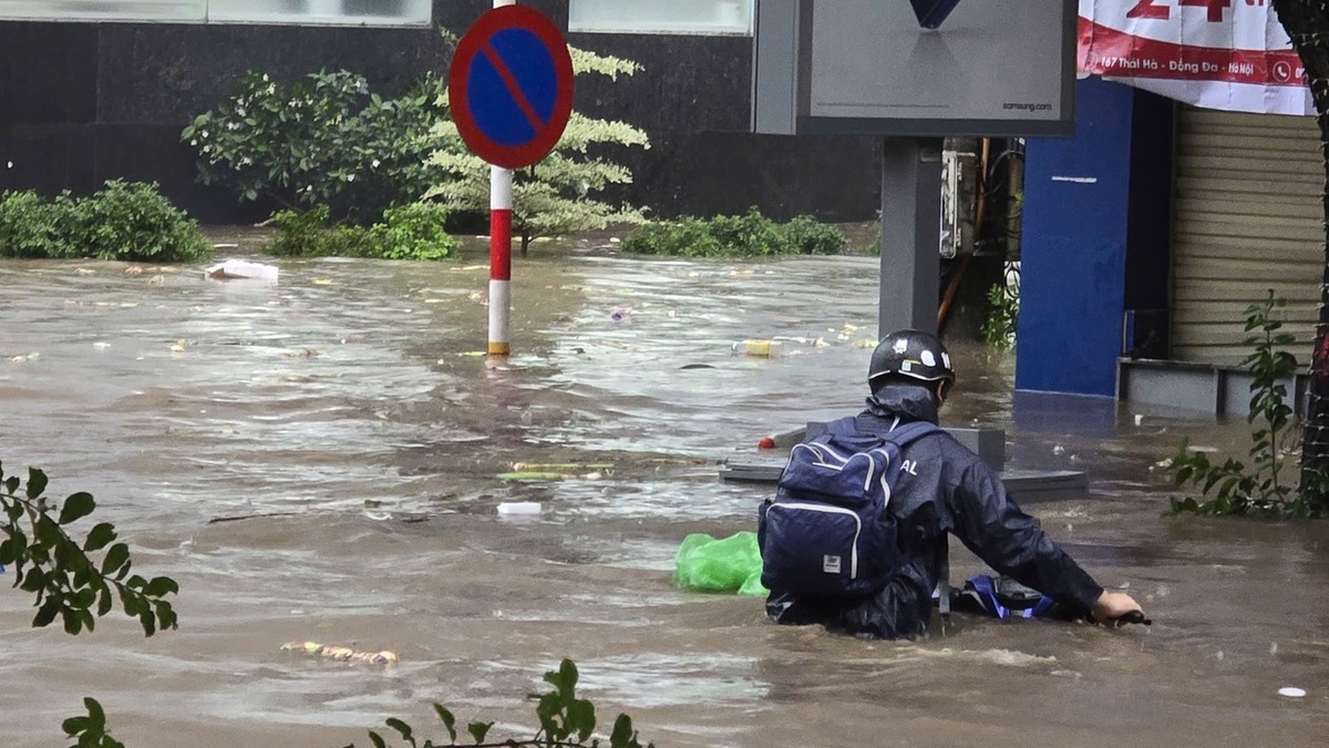 Thấy gì từ việc Hà Nội bị 'nhấn chìm' sau trận mưa lớn?