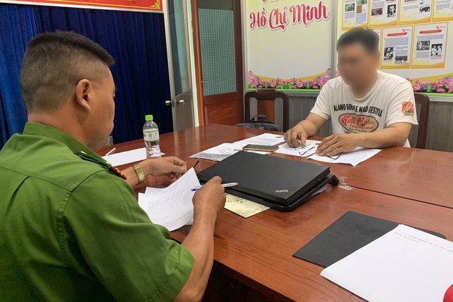 Dang tin,  Sai su that anh 1