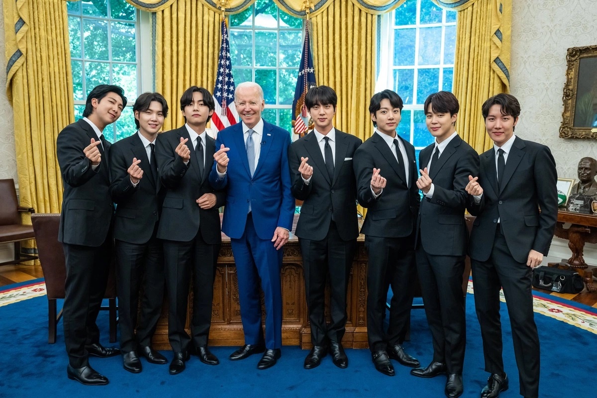 BTS duoc mien nghia vu anh 1