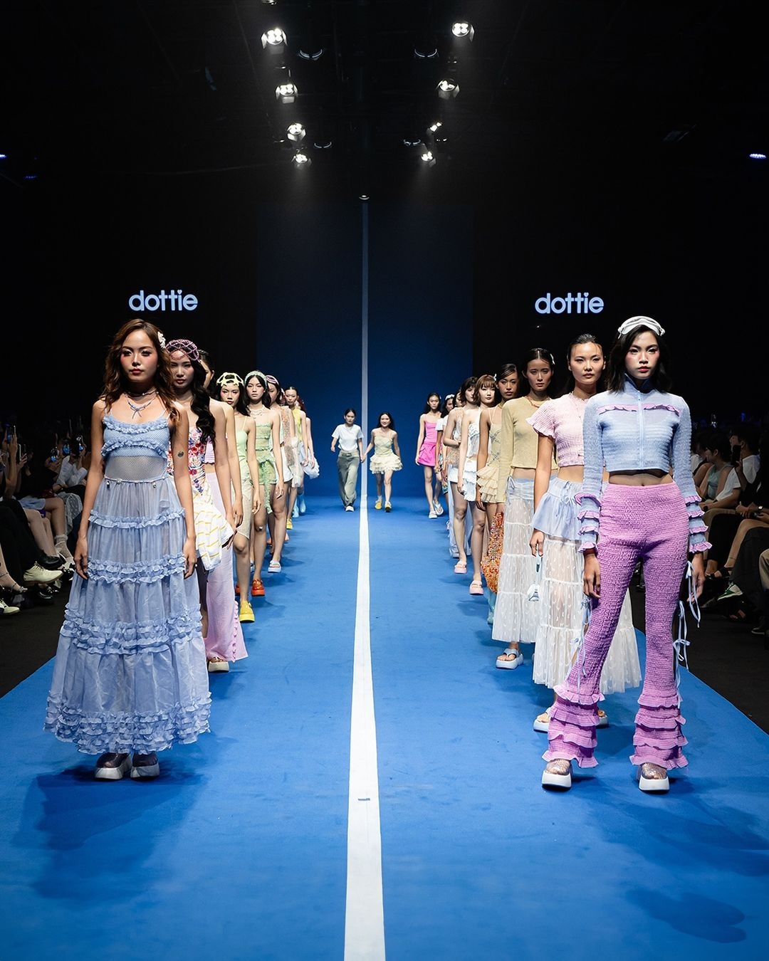 Có gì trên sàn diễn các local brand Việt?