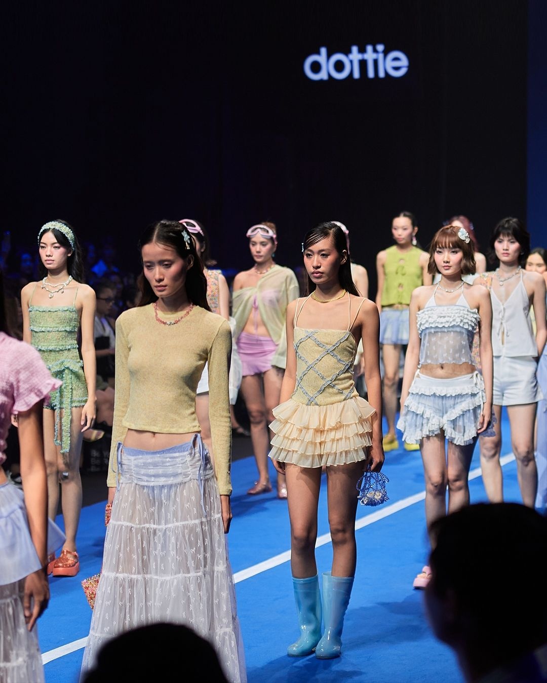 Có gì trên sàn diễn các local brand Việt?
