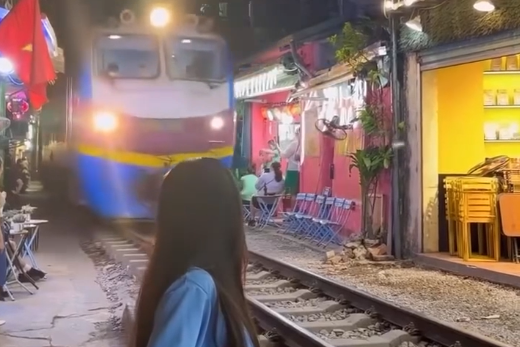 Hiện trạng bề mặt đường sắt trong video và hiện nay.