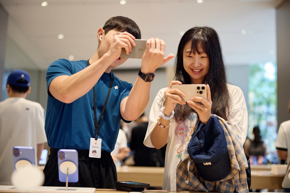 Apple_Myeongdong_Seoul_team_member_assists_customer_with_iPhone_16_Pro_240920.jpg