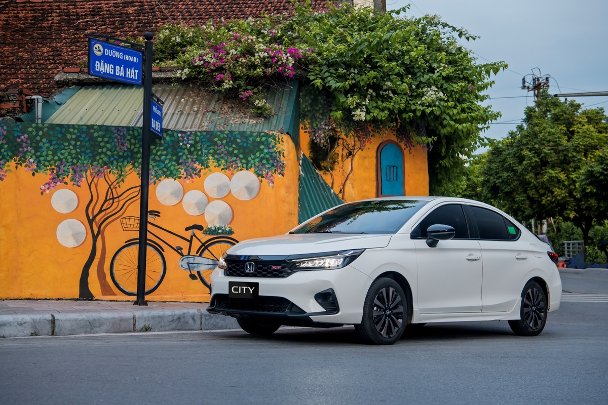 khuyen mai sedan anh 2
