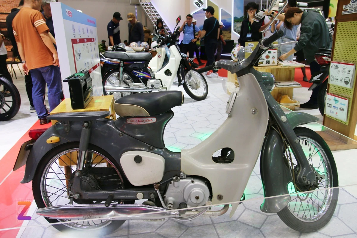 Tại triển lãm VMS 2024, Honda đưa đến giới thiệu mẫu xe Super Cub hàng hiếm.. Honda Super Cub C100 ra  ...