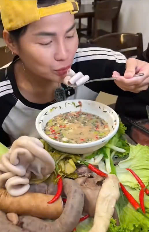 Toàn cảnh ồn ào lòng xe điếu: 'Mỹ vị nhân gian' hay cú lừa thời TikTok