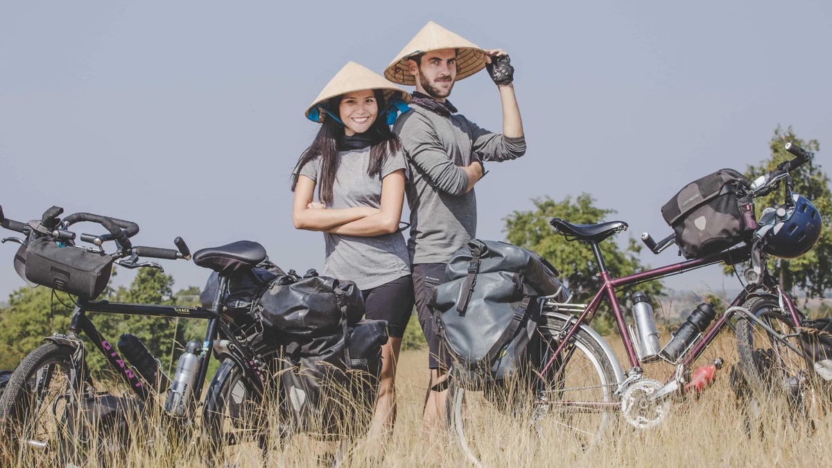 Cặp vợ chồng gây chú ý đặc biệt khi đạp xe từ Pháp về Việt Nam