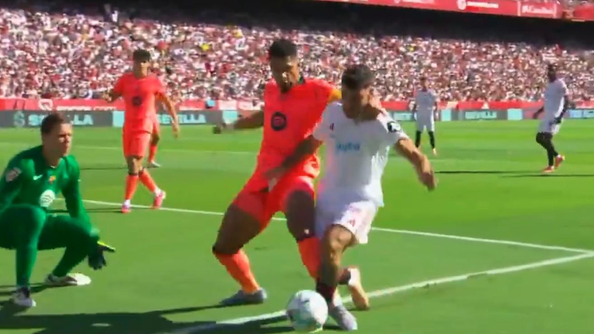 VAR gây tranh cãi trong trận Sevilla gặp Barca - Thể thao