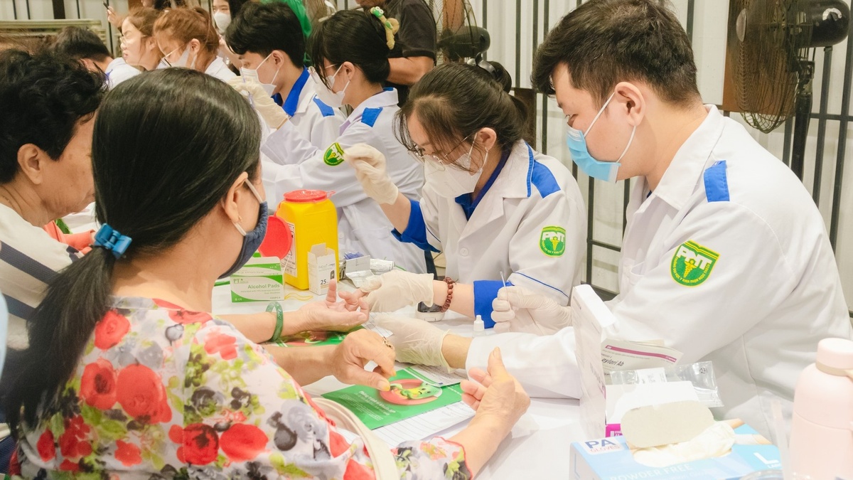 Sinh viên y khoa Phạm Ngọc Thạch trong hoạt động khám chữa bệnh cho cộng đồng (Nguồn: Znews)