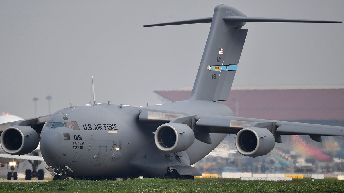 Ngựa thồ C-17 của Không quân Mỹ và 3 tiếng ở sân bay Nội Bài | Znews.vn