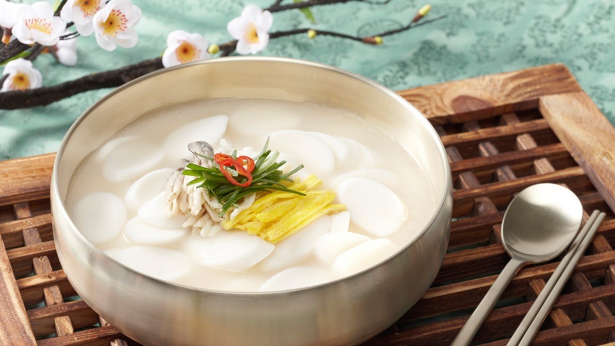 Canh bánh gạo - món ăn không thể thiếu trong ngày đầu năm ở Hàn Quốc |  Znews.vn