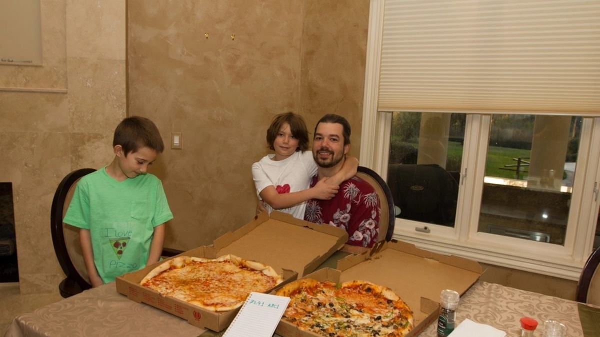Một người đàn ông từng bỏ ra 10.000 Bitcoin để mua 2 chiếc pizza | Znews.vn