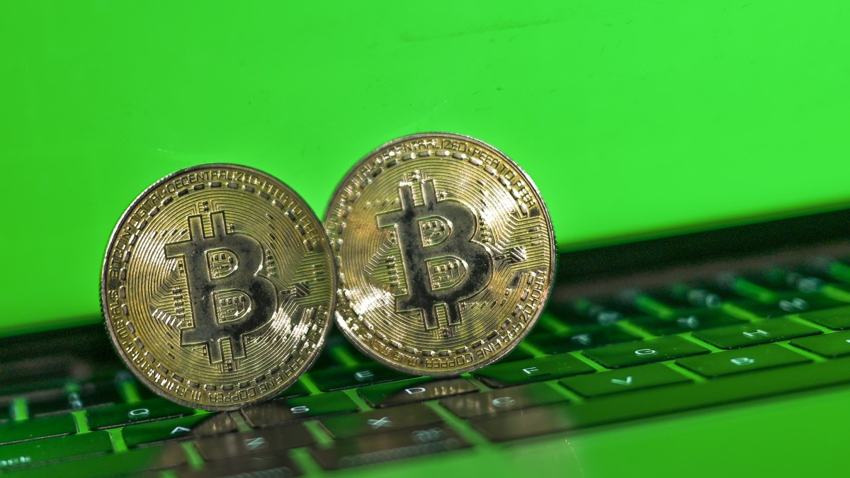 Giá Bitcoin tăng dựng đứng, vượt 122.000 USD | Znews.vn