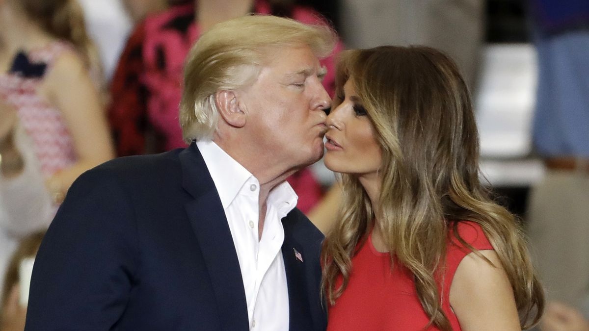 Cuốn sách bom tấn về tình yêu 'phức tạp' của bà Melania với TT Trump |  Znews.vn