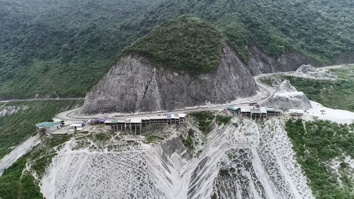 Đèo Đá Trắng - cung đường thu hút dân phượt | Znews.vn