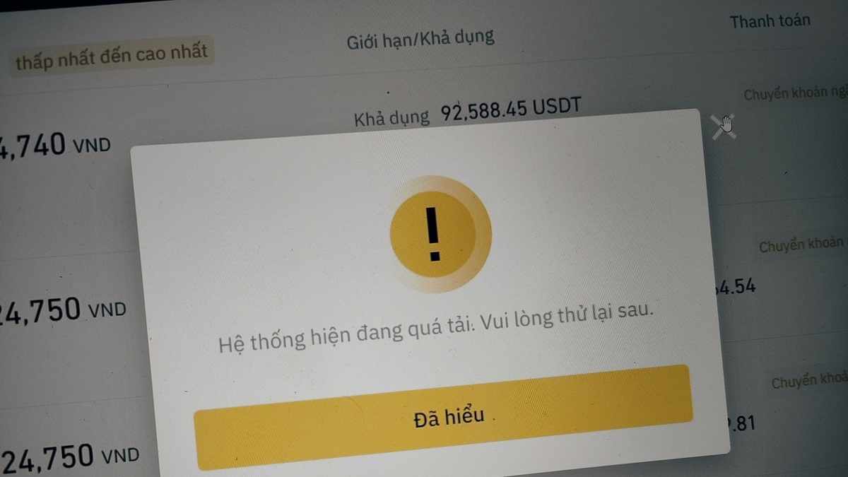Nhà đầu tư bán tháo khiến giá USDT tăng vọt, Binance quá tải | Znews.vn