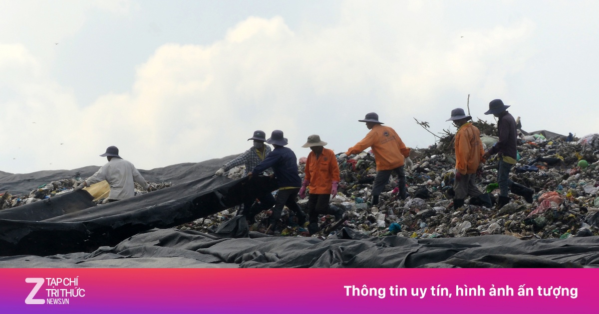 Bên trong bãi rác khổng lồ ở Sài Gòn - Ảnh & Video - ZNEWS.VN