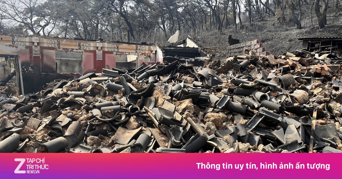 Cảnh đổ nát tại đền thờ 80 năm tuổi sau thảm họa cháy rừng ở Hàn Quốc