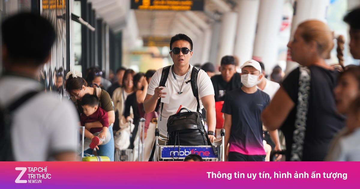 'Sốt' vé máy bay Hà Nội, Đà Nẵng đến TP.HCM xem diễu hành dịp 30/4