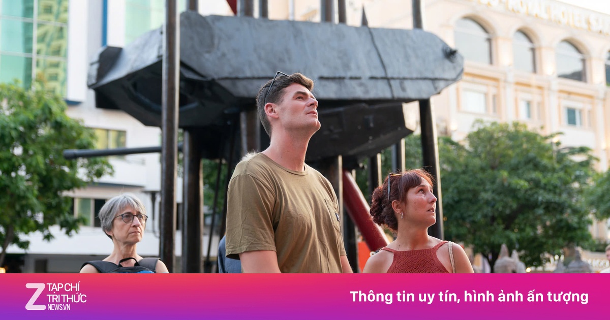 Trầm trồ xem xe tăng M24, cọc Bạch Đằng tại phố đi bộ Nguyễn Huệ