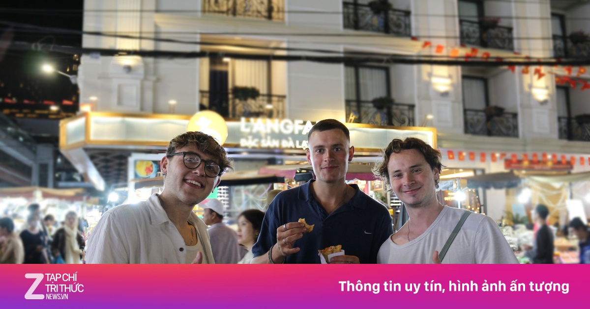 Khách Anh 'phát cuồng' thử bánh tráng nướng ở chợ đêm Đà Lạt