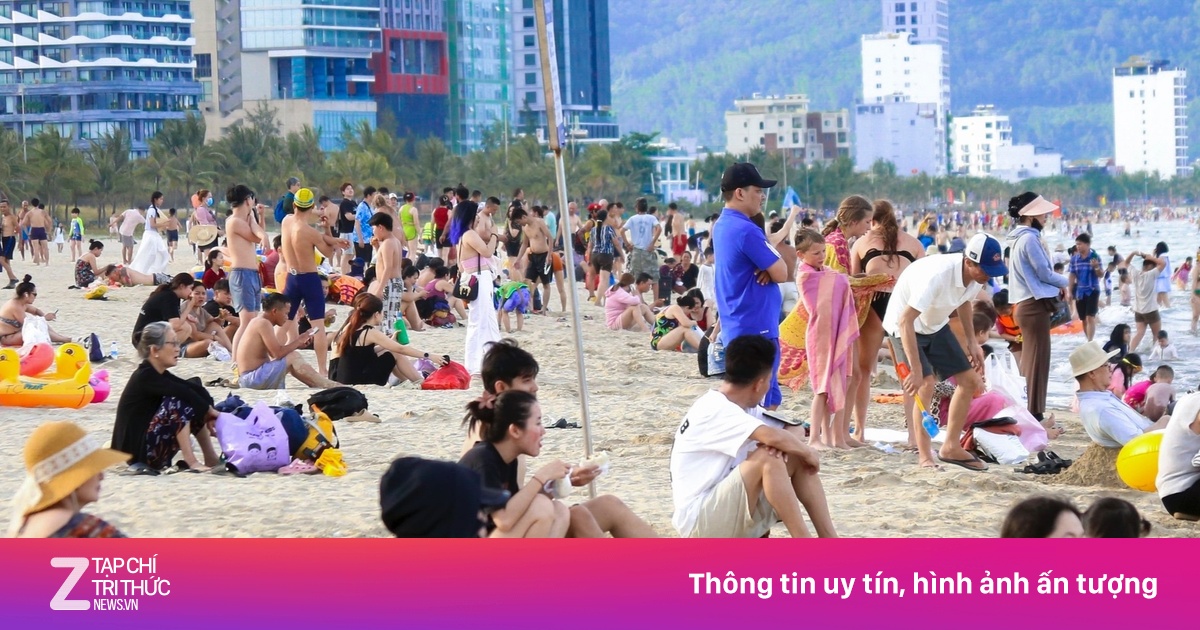 Nghìn người kéo nhau tắm biển giải nhiệt ở Đà Nẵng