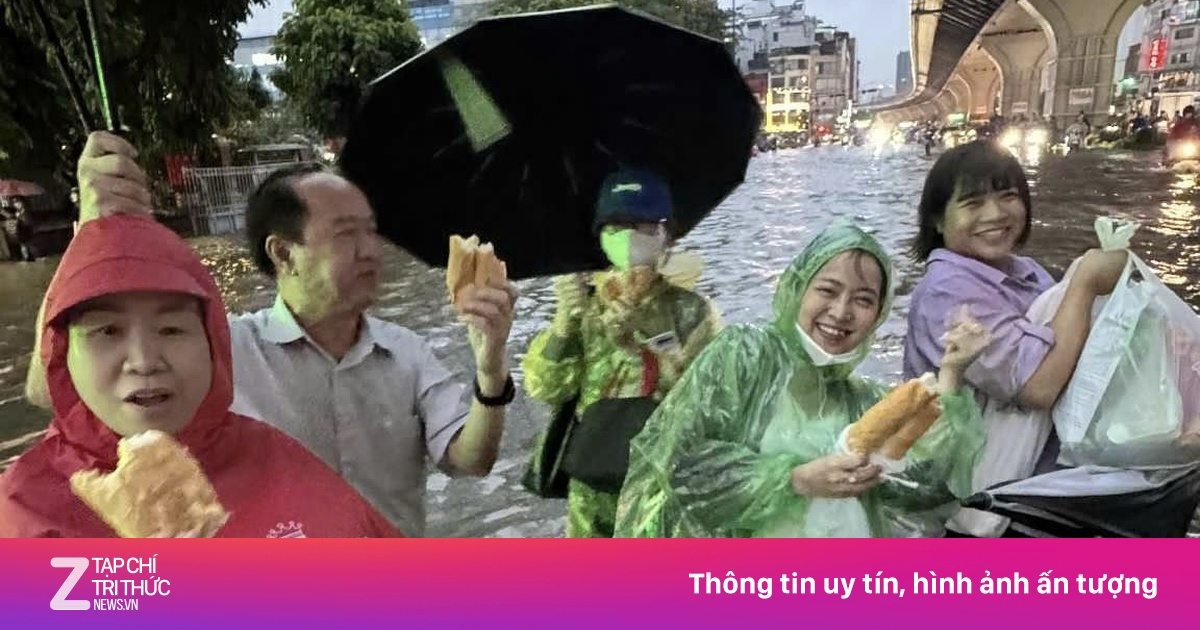 Chia nhau mẩu bánh mì, cuốc xe trong trận ngập nặng ở Hà Nội