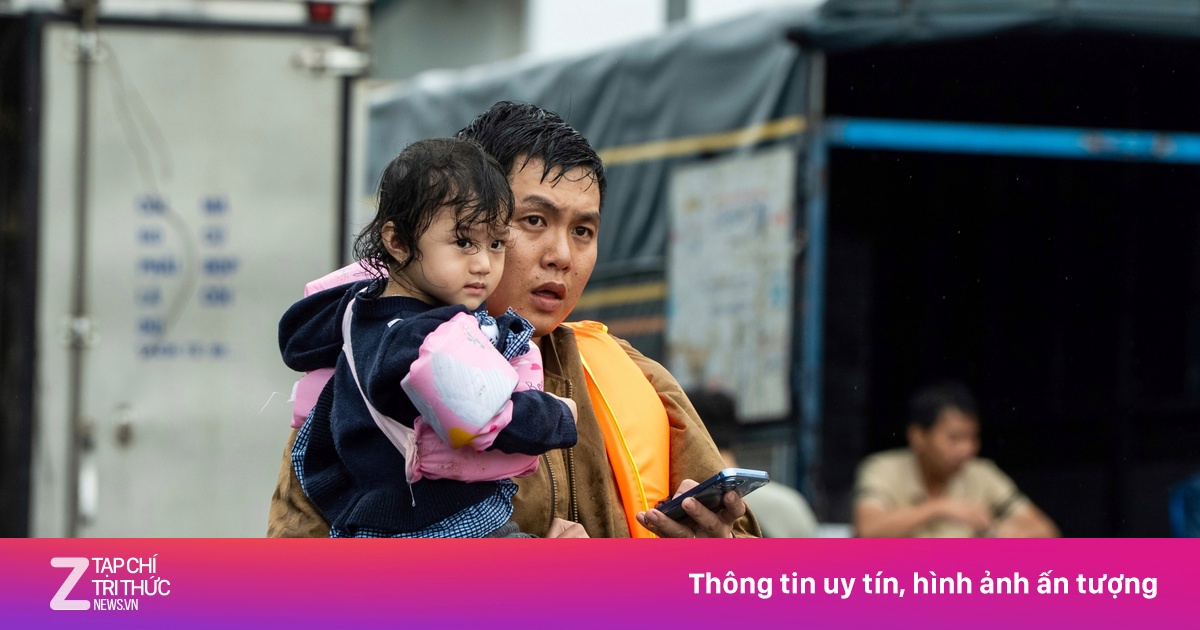 Chạy đua 'cứu' sóng điện thoại vùng lũ Đắk Lắk, Khánh Hòa, Gia Lai