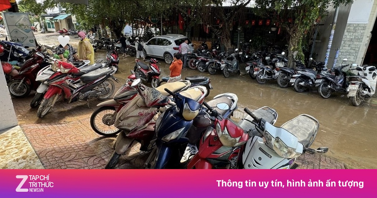 Cảnh 'vỡ trận' chưa từng thấy ở các tiệm sửa xe Nha Trang sau lũ lụt