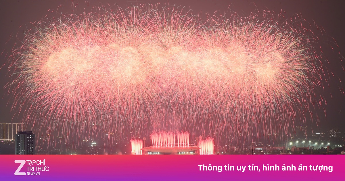 Biển người háo hức xem pháo hoa mừng thành công Đại hội Đảng XIV