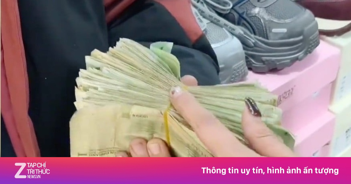 Cậu bé TQ mang cọc tiền lẻ đi mua giày tặng mẹ gây xúc động