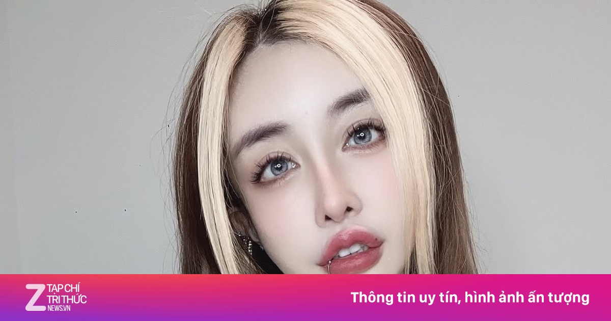 Hot girl mạng bị từ chối nhập cảnh, nghi do điện thoại có ảnh nhạy cảm