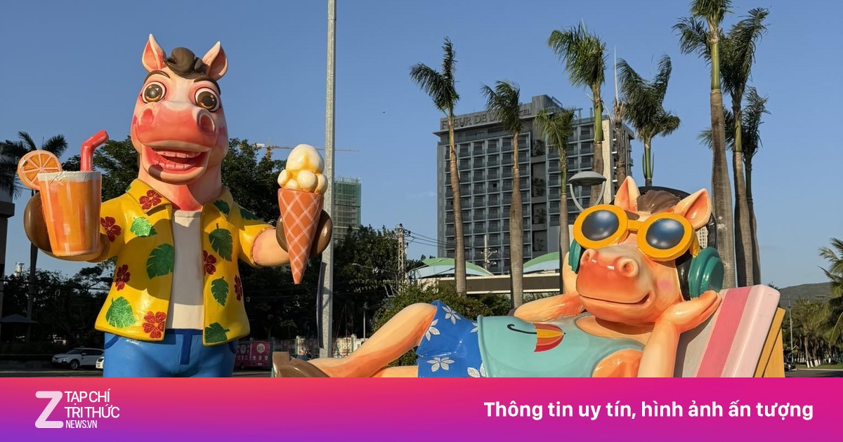 Linh vật ngựa 'chill' dạo biển ở Quy Nhơn gây bão mạng xã hội