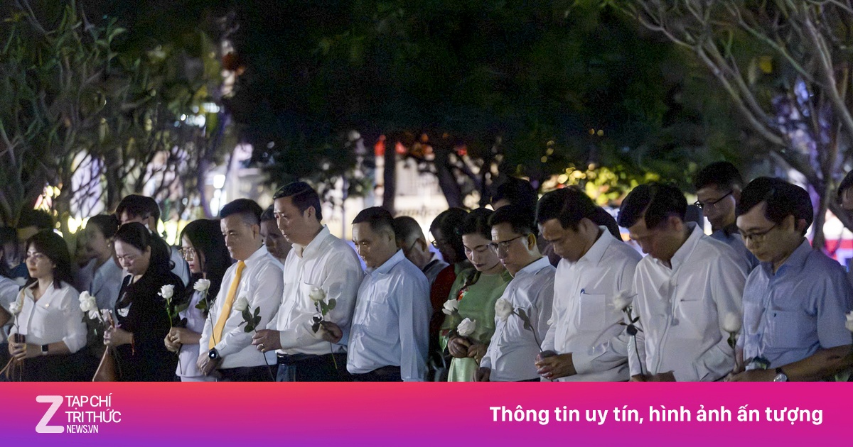 Bật khóc khi dâng hoa tại đài tưởng niệm nạn nhân Covid-19 ở TP.HCM