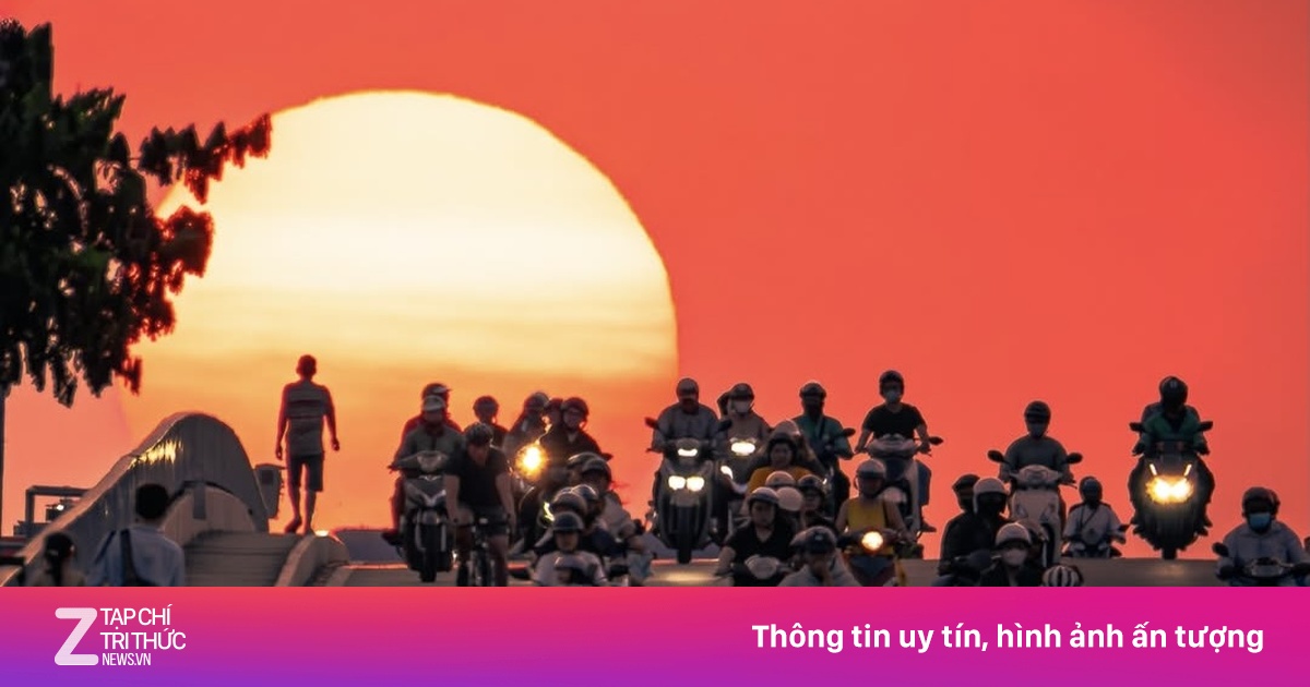 Khoảnh khắc Mặt Trời 'trứng muối' nhuộm đỏ cầu Sài Gòn, Bình Lợi