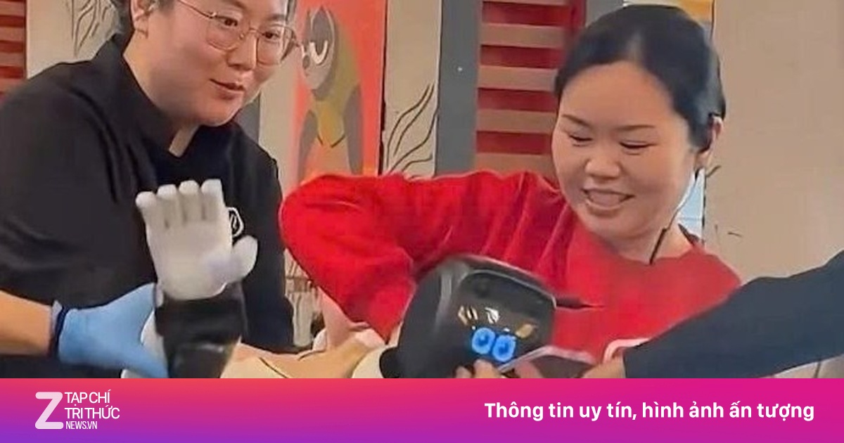 Đang làm việc, robot bỗng 'nổi loạn', đập phá bát đĩa ở Haidilao