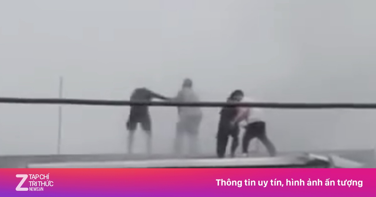 Khoảnh khắc nghẹt thở: Hai người hùng phá mái tôn cứu 7 người thoát đám cháy