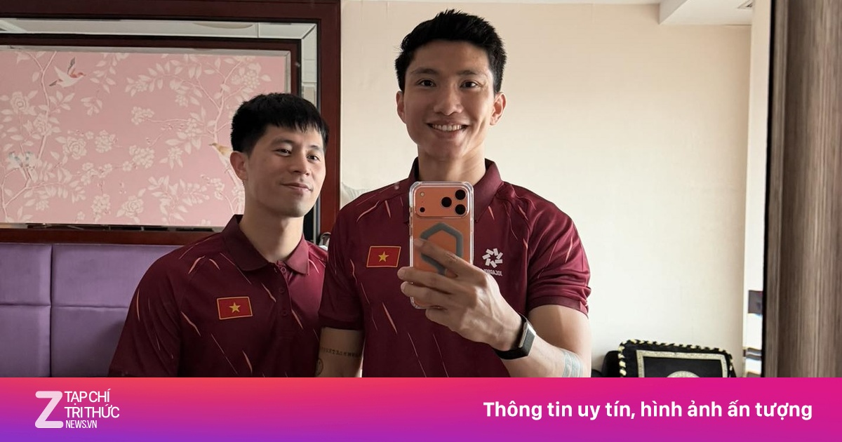 Đoàn Văn Hậu và Trần Đình Trọng gây bão mạng với ảnh khoác áo đội tuyển Việt Nam