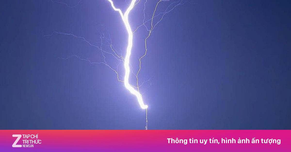 Khoảnh khắc sét đánh thẳng vào tòa nhà cao nhất thế giới