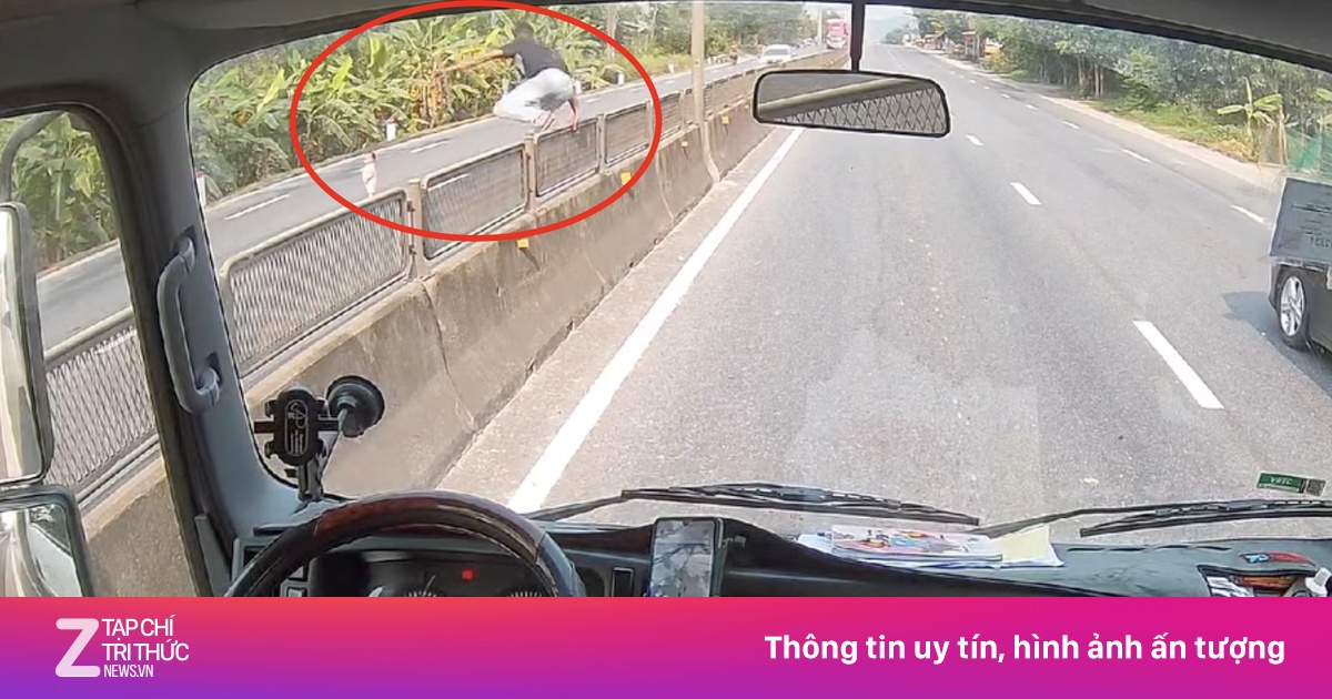 Khoảnh khắc tài xế cứu em bé giữa quốc lộ gây sốt