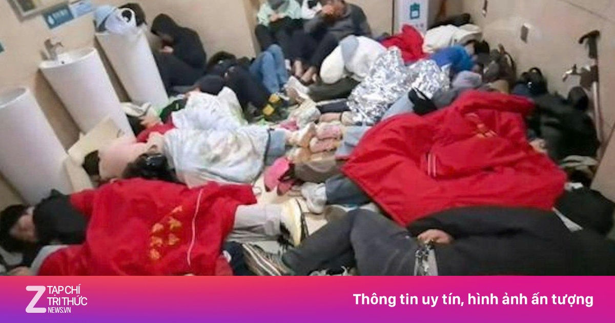 Cảnh tượng khách du lịch chen chúc ngủ kín nhà vệ sinh ở Trung Quốc