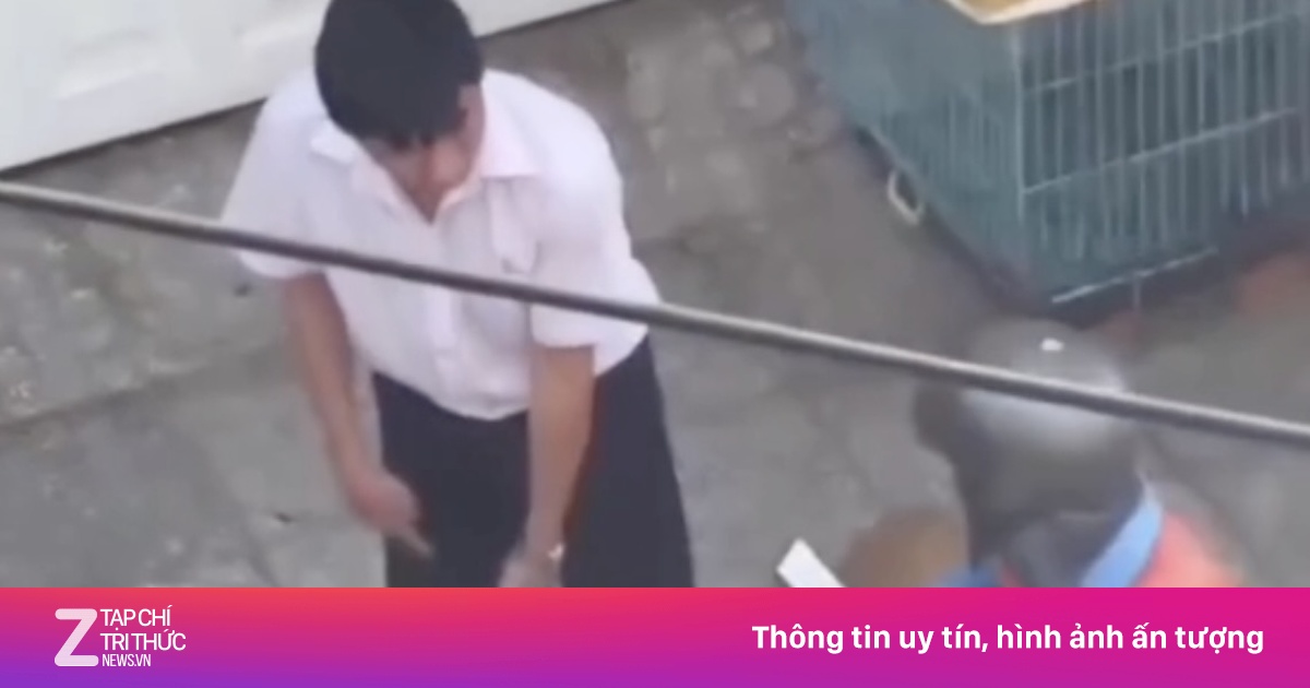 Clip người đàn ông dùng chó quật shipper ở TP.HCM gây phẫn nộ
