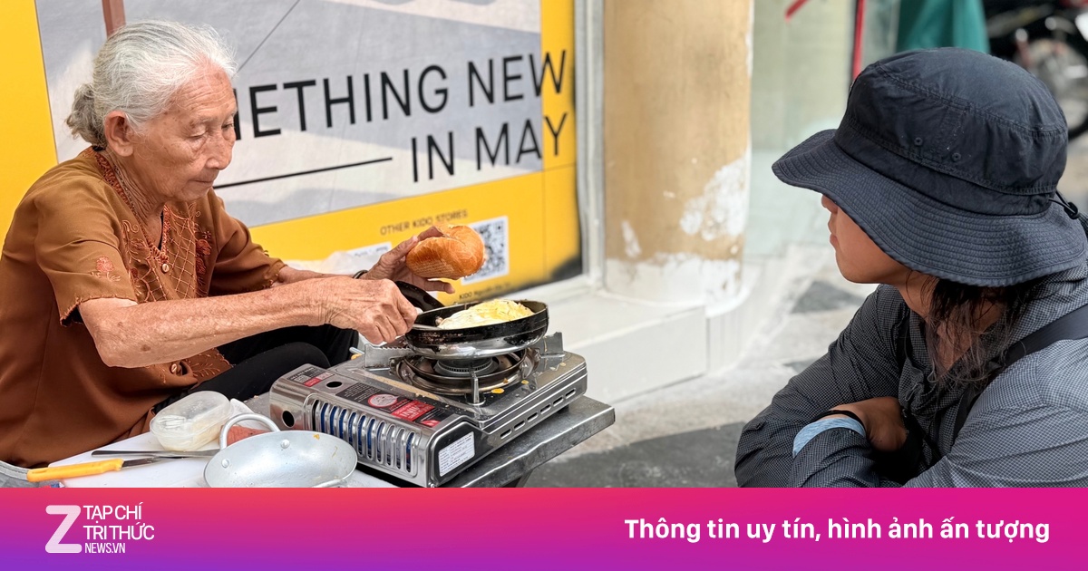 Khách Tây kinh ngạc với cụ bà bán bánh mì nói tiếng Anh, Pháp ở TP.HCM