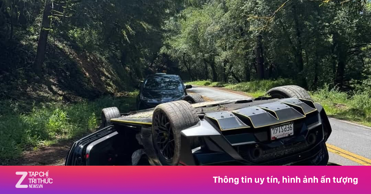 Lamborghini Huracan STO lật ngửa, xe cảnh sát phải húc đẩy vào lề