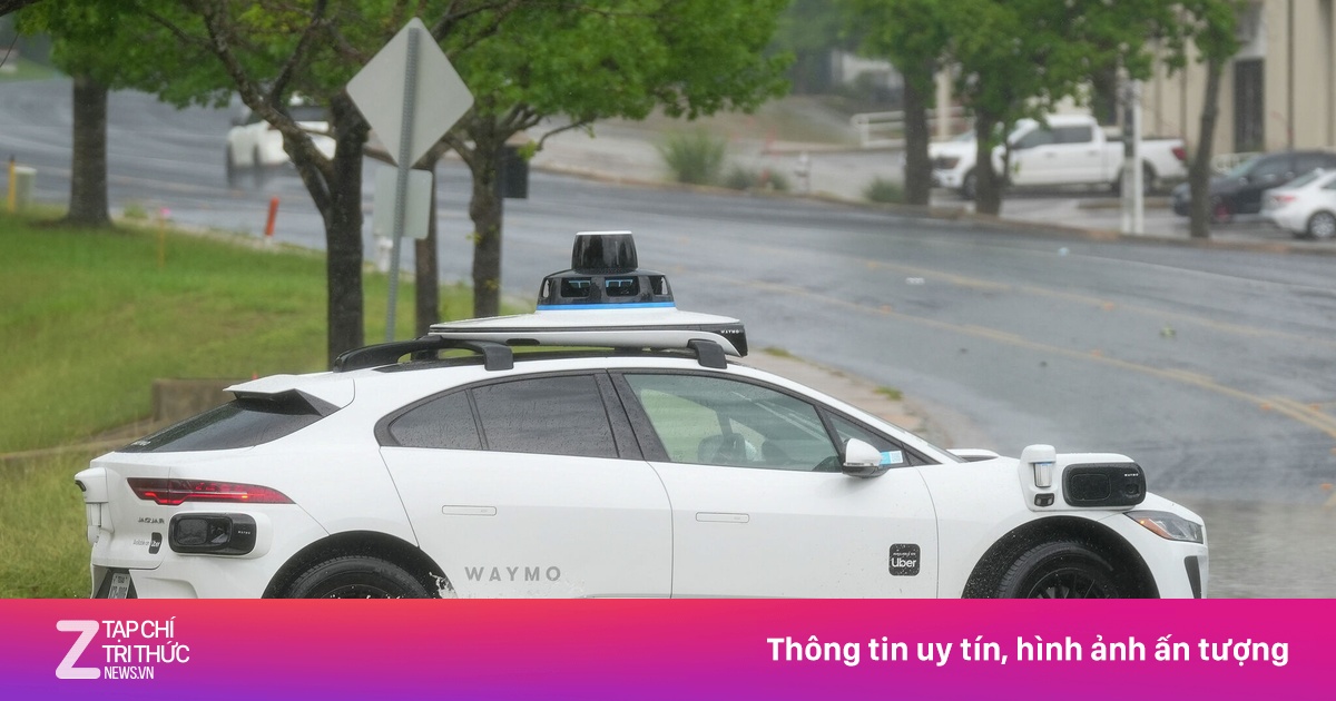 Waymo triệu hồi 3.800 robotaxi sau sự cố xe tự lái lao vào đường ngập nước