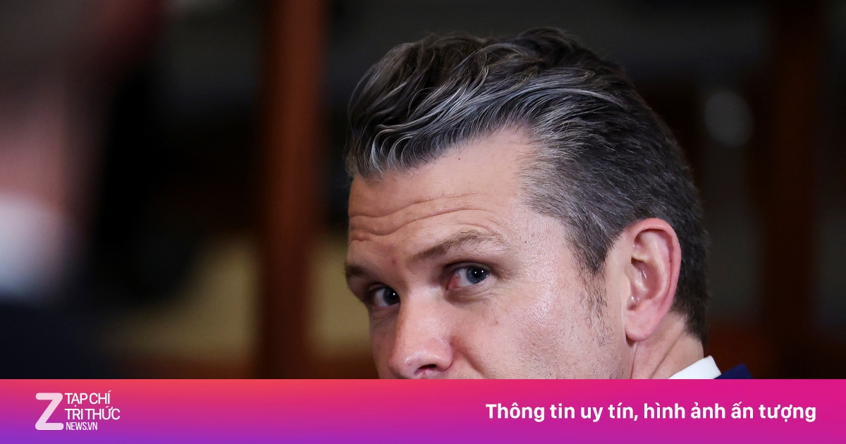 Bộ trưởng Quốc phòng Mỹ bị tố nhắn thông tin tác chiến cho vợ, em trai