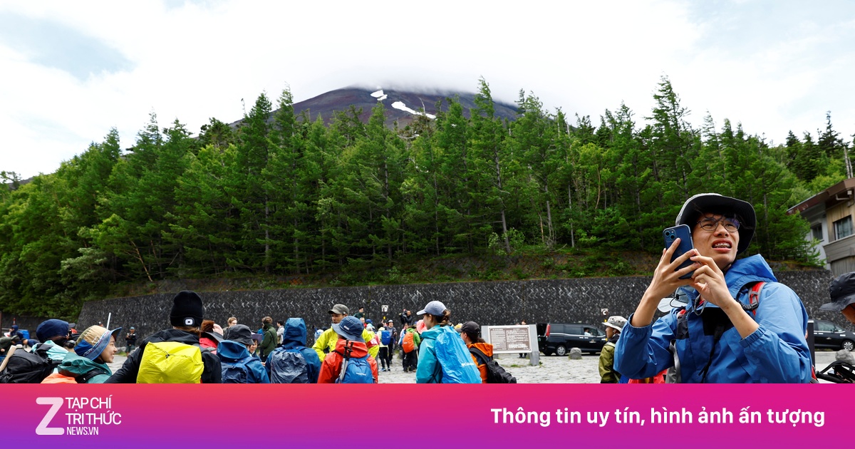 Nam sinh Trung Quốc gây phẫn nộ leo núi Phú Sĩ để tìm điện thoại