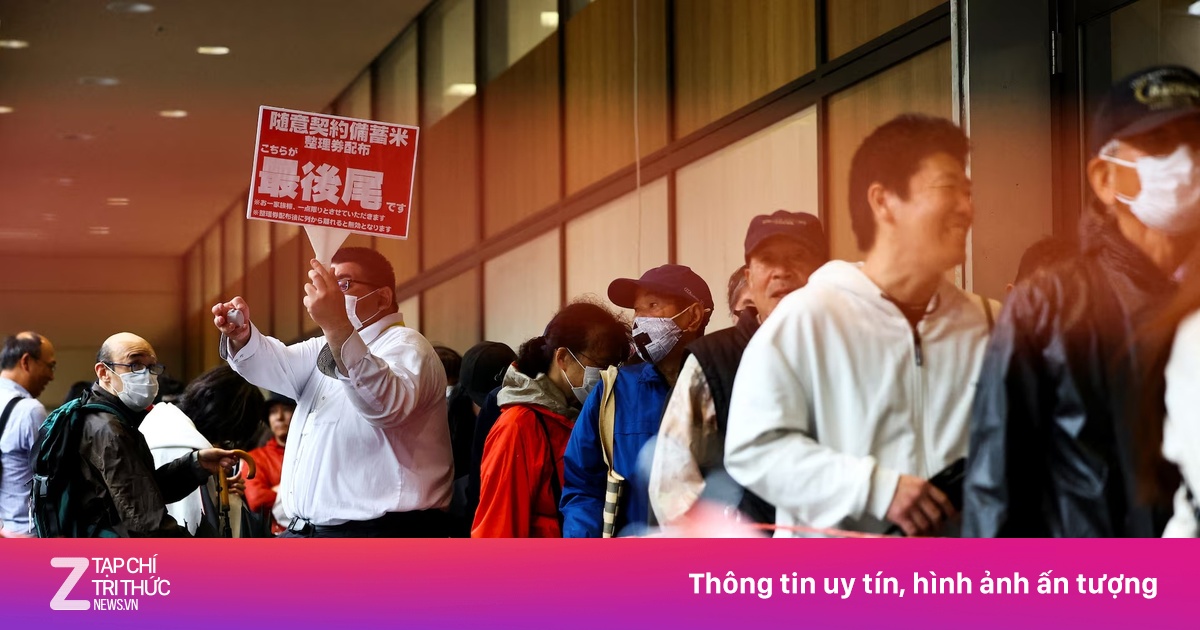 Người Nhật xếp hàng dưới mưa để mua gạo giá rẻ
