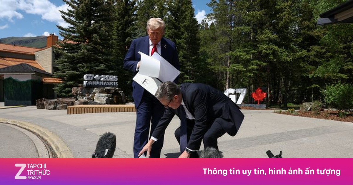Thủ tướng Anh giải thích lý do cúi xuống nhặt giấy tờ cho ông Trump